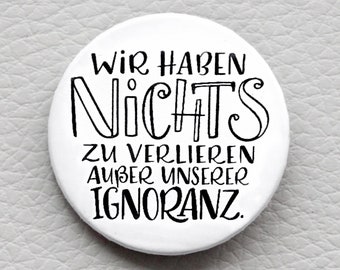 Handlettering Button 'Wir haben NICHTS zu verlieren' mit Spruch von cute as a button