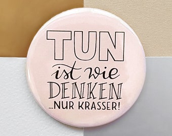Taschenspiegel Handettering "TUN ist wie DENKEN nur krasser" mit Spruch von cute as a button