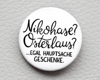 cute as a button "Nikohase? Osterlaus? ...Egal Hautsache Geschenke." quote button / badge