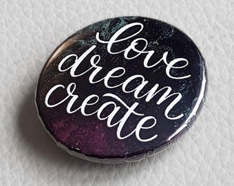 Handlettering Button 'Love Dream Create' mit Spruch von cute as a button