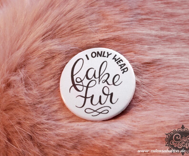 cute as a button I only wear FAKE FUR handlettering Spruch Button Bild 2