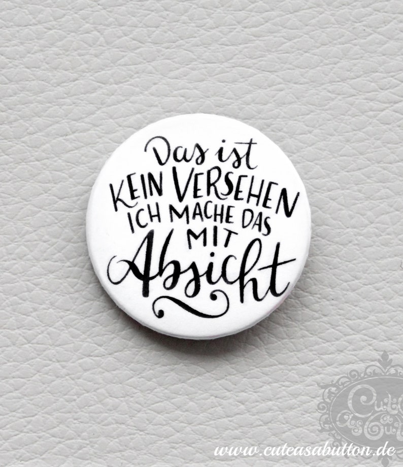 Handlettering Button 'Versehen vs. Absicht' mit Spruch von cute as a button Bild 1