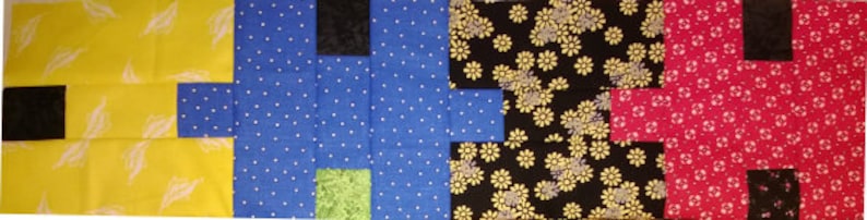 Puede incluir: Un edred&oacute;n de patchwork de forma rectangular, con varios patrones y colores de tela. El edred&oacute;n incluye secciones amarillas con dise&ntilde;os de plumas blancas, azules con lunares blancos, negras con estampados florales amarillos y rojas con estampados florales blancos. Tambi&eacute;n hay cuadrados negros y verdes.