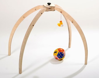 Arche de jeu à quatre pieds QUATRO – un cadeau idéal pour les nouveau-nés. Arche/structure d'éveil en bois pour bébé, compatible avec les berceaux et les parcs.