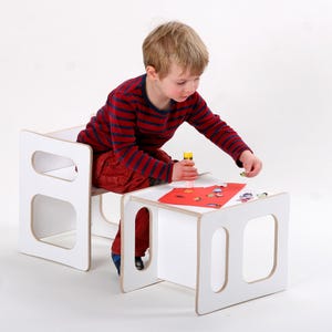 Zwei Spielstühle CHARLIE in Weiß lackiert für das moderne Kinderzimmer für Kleinkinder in Holz Wendestühle