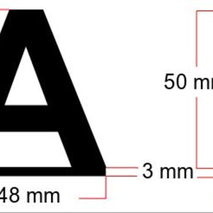 Puede incluir: Letra may&uacute;scula A e I negras, cada una con una base de 3 mm de grosor. La A mide 53 mm de alto y 48 mm de ancho. La I mide 50 mm de alto y 21 mm de ancho.