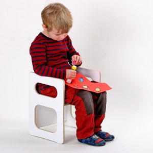 Spielstuhl CHARLIE in weiss lackiert für Kleinkinder macht sich gut als Geschenk aus Holz