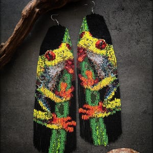 Beaded Fringe Earrings Pattern - Red Eyed Tree Frog