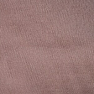 Puede incluir: Primer plano de una tela lisa de color marr&oacute;n claro con una textura sutil. La tela tiene un aspecto ligeramente granulado.