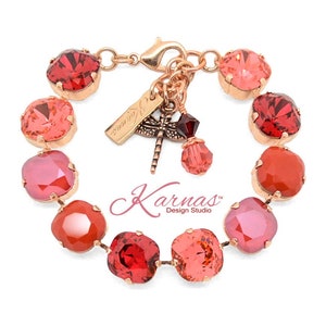 Könnte beinhalten: Ein roségoldenes Armband mit einem Libellen-Anhänger. Das Armband hat ein abgestuftes Ombre-Design mit roten, orangefarbenen und rosafarbenen Kristallen.