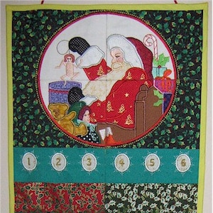 Peut inclure: Un calendrier de l'Avent de Noël en tissu. Le haut présente une image circulaire du Père Noël. En dessous, 24 poches numérotées en tissu turquoise et à motifs alternés. Le calendrier est bordé de tissu jaune et vert.