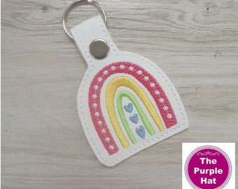 Brelok ITH Rainbow Key Fob lub Snap Tab 4x4 do haftu maszynowego w tamborku — projekt do pobrania w wersji cyfrowej — dodaj do plecaka, breloczka, na lato, dla dzieci