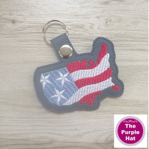 ITH USA Landkarte förmige Schlüsselanhänger oder Snap Tab 4x4 Stickmaschine im Stickrahmen Projekt - digitaler Download - als Sommer Rucksack oder Schlüsselanhänger