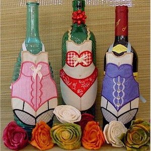 ITH Saucy 女性用ボトルエプロン 5x7 デジタルダウンロード - 機械刺繍 - フーププロジェクトで作成 - Hus Pes Jef のみ
