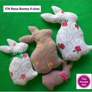 Puede incluir: Cinco figuras de conejito de peluche en varios tamaños y colores, cada una adornada con rosas bordadas y espirales. Los conejitos son blancos, beige y marrón claro, con cintas verdes y rosas. El texto dice "ITH Rose Bunny 4 sizes".