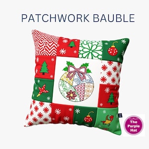 Może przedstawiać: Kwadratowa poduszka patchwork z motywem bombki świątecznej. Poduszka ma czerwone, zielone i białe kwadraty z wzorami choinek, płatków śniegu i ozdób. Centralny kwadrat ma haftowaną bombkę z kokardą i kwiatowymi detalami. Tekst brzmi "PATCHWORK BAUBLE".