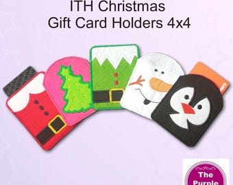 Può includere: Cinque porta carte regalo natalizi in feltro con ricami che includono un abito da Babbo Natale, un albero verde su sfondo rosa, una tunica da elfo, un volto di pupazzo di neve e un volto di pinguino. Il testo recita ITH Christmas Gift Card Holders 4x4.