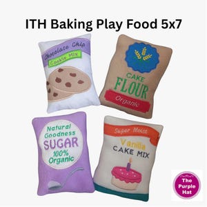 Può includere: Quattro articoli di cibo in peluche rettangolari etichettati ITH Baking Play Food 5x7. Gli articoli presentano disegni ricamati per preparato per biscotti al cioccolato, farina per dolci biologica, zucchero e preparato per torta alla vaniglia.
