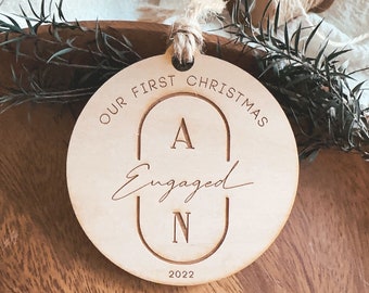 2023 Verlovingsornament - Gepersonaliseerd ons eerste kerstverloofd ornament - Cadeau voor koppel - Verlovingscadeau - Houten verloofd ornament