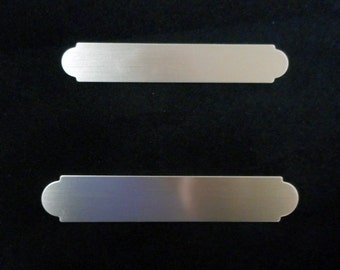 Placa de nombre en plata satinada, extremos decorativos, 6 tamaños: 1/2 x 3, 5/8 x 3-1/2, 3/4 x 4-1/2. Grabado gratuito.