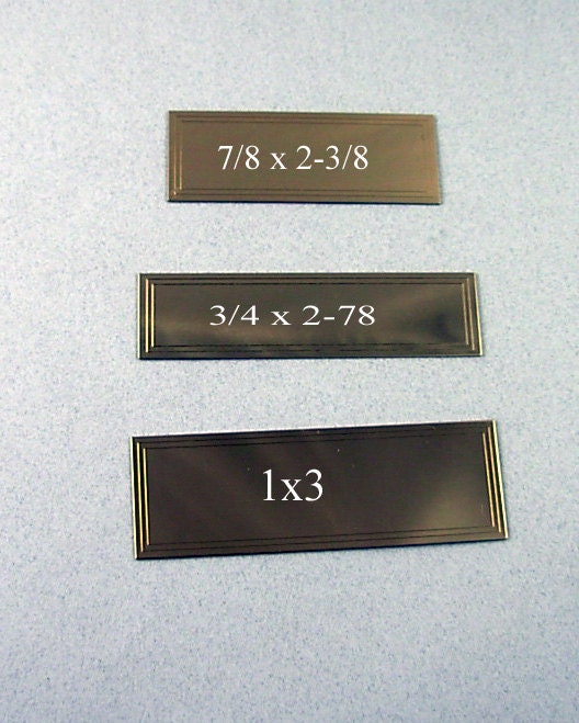 Tamaño: 3 pulgadas de ancho x 0.75 pulgadas de alto, placa de  identificación grabada de metal para trofeos, marcos, urna, placas grabadas  con adhesivo