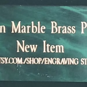 Może przedstawiać: Zielona marmurowa płytka mosiężna z tekstem "Nowy produkt" i adresem strony internetowej "www.etsy.com/shop/engravingstation".