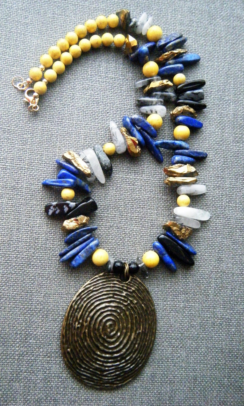 Edelstein Halskette Lapislazuli verstümmelt Quarz Schneeflocke Obsidian schwarz Onyx Schmuck Gold Quarz Aussage Schmuck OOAK Halskette Bild 3