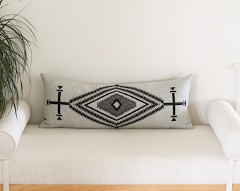 Housse de coussin en laine Los Ojos 12x30, motif sud-ouest noir et blanc (prête à être expédiée)