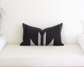 Housse de coussin en laine Wyeth Trail 12x22, motif sud-ouest noir et gris (prête à être expédiée)