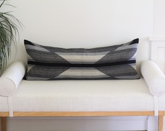 Housse de coussin Wyeth Trail en laine 14x36, housse de coussin lombaire longue style sud-ouest noir et gris (prête à être expédiée)