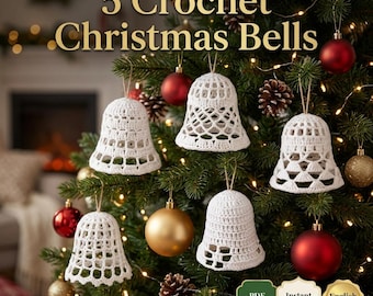 Puede incluir: Cinco campanas de Navidad de ganchillo blanco colgadas en un árbol de pino verde con adornos rojos y dorados. El texto 5 Crochet Christmas Bells está arriba, y tres insignias abajo dicen PDF Pattern, Instant Download, English Pattern.