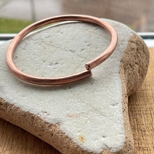 Copper heavy bangle. Thick round bangle dented copper. Recycled metal. 7cm