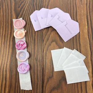 Mini enveloppes avec papier vierge et cachets de cire