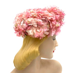 Cappello floreale rosa degli anni '50 con sovrapposizione di velo immagine 2