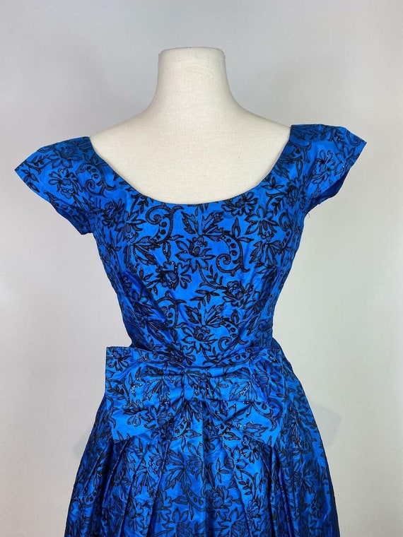 1950s Blue Floral Velvet Party Dress - image 6