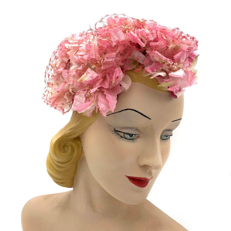 Cappello floreale rosa degli anni '50 con sovrapposizione di velo immagine 1