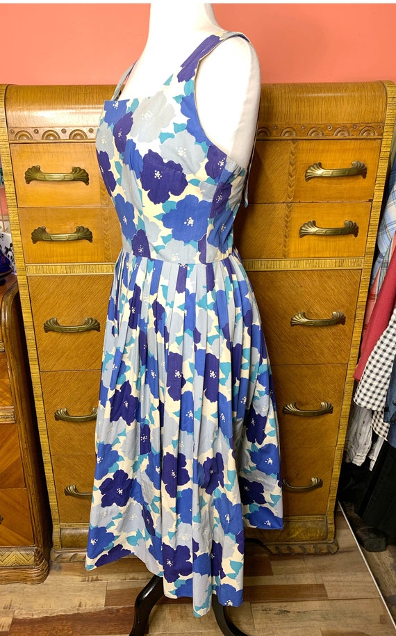 1950s Jumbo Floral Cotton Pleated Swing Dress - image 3