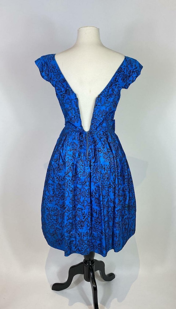 1950s Blue Floral Velvet Party Dress - image 5