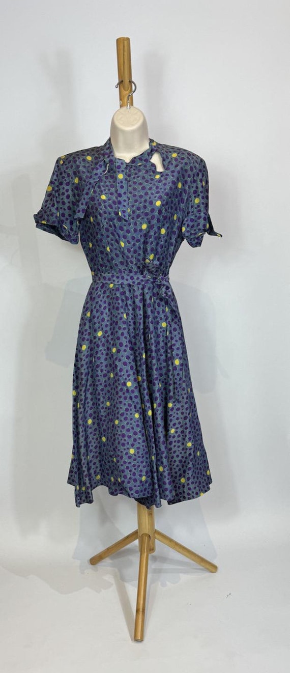 1940s Purple Floral Print Tie Neck Midi Dress - image 2