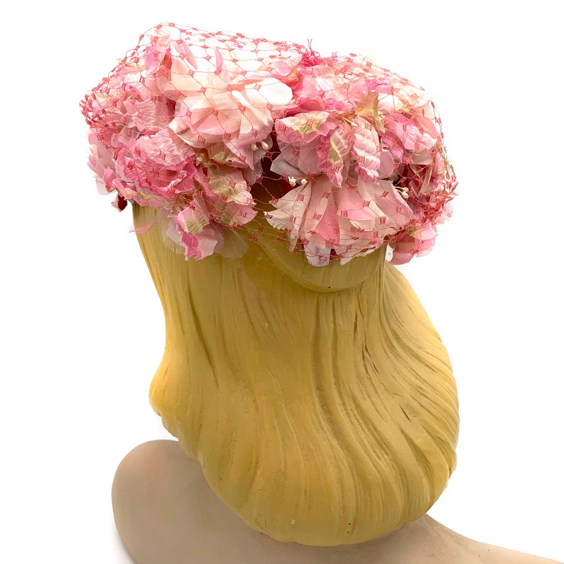 Cappello floreale rosa degli anni '50 con sovrapposizione di velo immagine 4