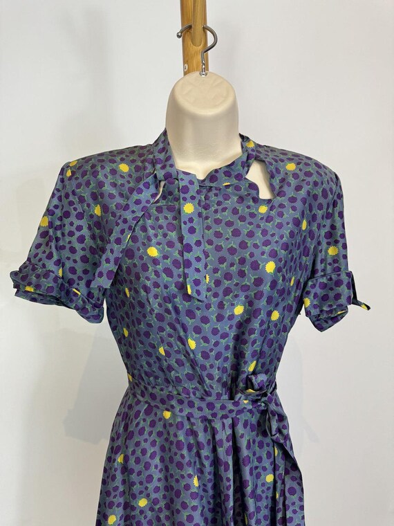 1940s Purple Floral Print Tie Neck Midi Dress - image 3