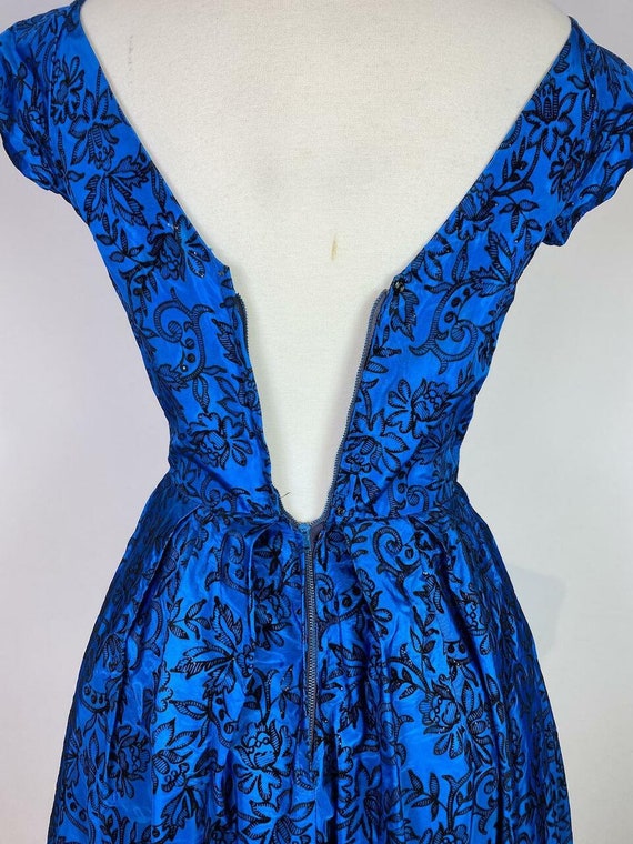 1950s Blue Floral Velvet Party Dress - image 8