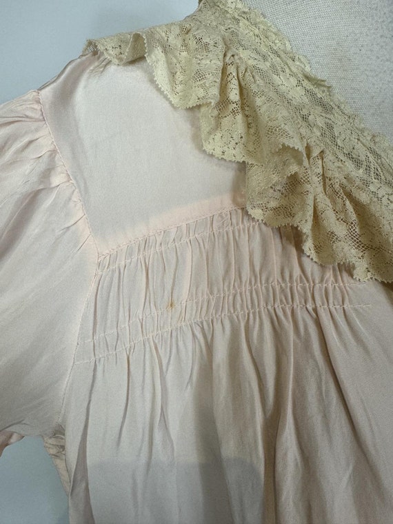 1940s - 1950s Pink and Cream Lace Trim Bed Jacket - image 5