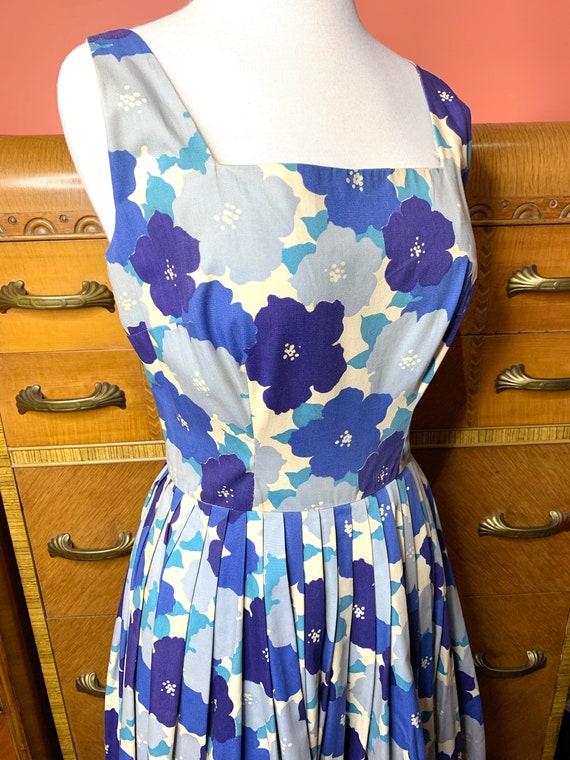 1950s Jumbo Floral Cotton Pleated Swing Dress - image 6