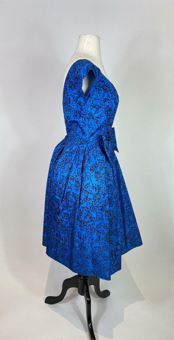 1950s Blue Floral Velvet Party Dress - image 4