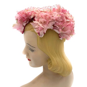Cappello floreale rosa degli anni '50 con sovrapposizione di velo immagine 3
