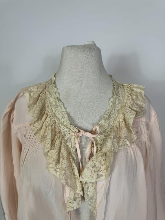 1940s - 1950s Pink and Cream Lace Trim Bed Jacket - image 3