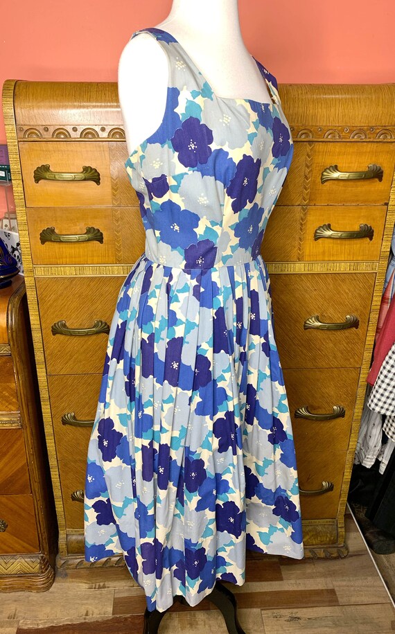 1950s Jumbo Floral Cotton Pleated Swing Dress - image 4