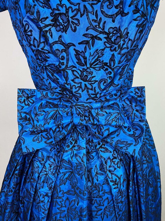 1950s Blue Floral Velvet Party Dress - image 7