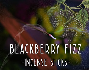 Może przedstawiać: Patyczki kadzidła Blackberry Fizz na tle dymnego fioletowego i zielonego. Obraz przedstawia gałązkę jeżyn z jednym palącym się patyczkiem kadzidła.